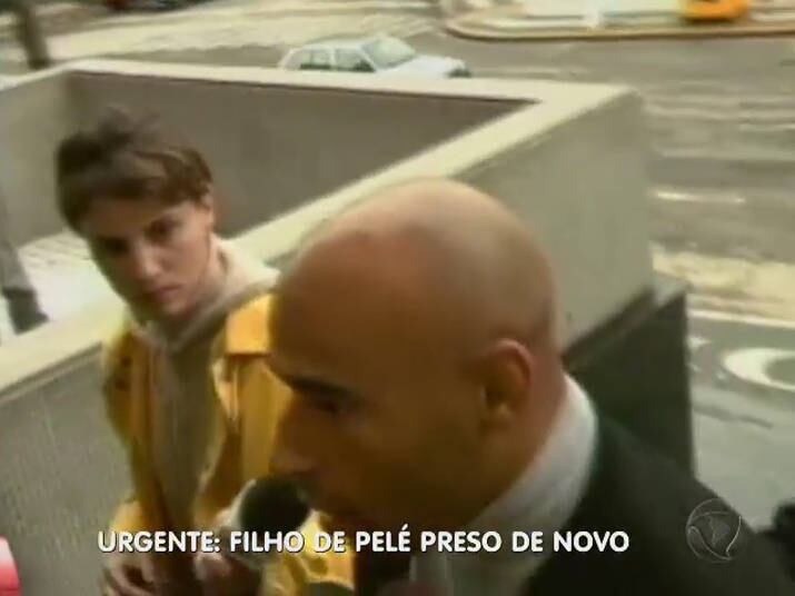 Como ele tem cidadania americana, eles suspeitaram que o ex-boleiro poderia fugir para os Estados Unidos

+ Clique e assista a reportagem completa sobre a prisão de Edinho!
