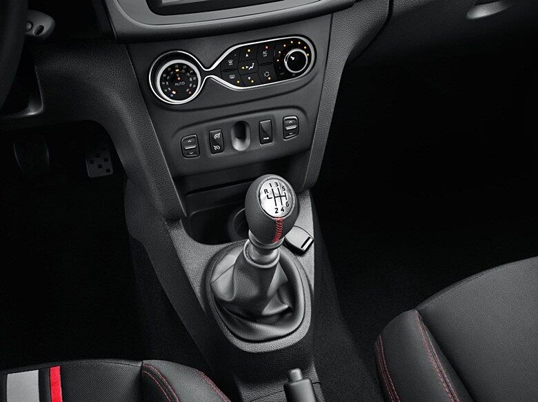 O sistema de ar-condicionado automático também é de fábrica, assim como o câmbio manual de seis marchas, que teve as relações encurtadas para fazer o motor trabalhar em giros mais altos e entregar maior esportividade

LEIA TAMBÉM
Aceleramos: Renault Sandero RS é nervosinho e vai além do visual