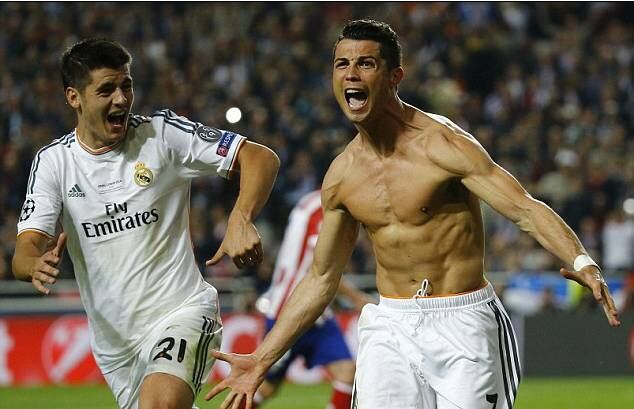 Dono do melhor ataque do mundo, o Real Madrid comprovou em números sua soberania ofensiva. Desde agosto, quando começou a temporada europeia, o time de Madrid já chegou aos 100 gols. Liderado por Cristiano Ronaldo, com 36 gols na temporada e disparado o artilheiro da equipe, o clube conta com outros jogadores que também estão acostumados a balançar as redes. Confira a artilharia do Real na temporada
Veja também: Neymar aparece em vídeos mostrando que tem talento tocando piano