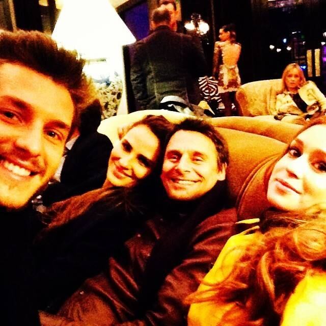 A diversão dos casais entrou noite à dentro. Nesta foto, Murilo Rosa, Fernanda Tavares, Marina Ruy Barbosa e Klébber Toledo aproveitam novamente o encontro para colocar a conversa em dia 