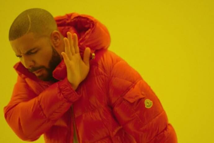E, embora qualquer coisa que Drake toque vire meme, também vira grana. No novo clipe do cantor, por exemplo, ele usa uma jaqueta da marca Moncler, no valor de R$ 4 mil. Pelo fato de aparecer em um dos vídeo mais vistos do ano, a peça passou a ser extremamente procurada nas lojas norte-americanas, apesar do preço nem tão acessível. O clipe também gerou inúmeras piadas na internet. O motivo? A dancinha nada suingada do cantor, que mais parece um tiozão bêbado numa festa de criança, foi reproduzida por vários usuários das redes sociais e ainda se transformou em montagens hilárias