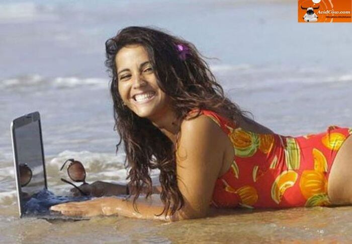 Olha, amiga: alguém entrou no seu Facebook e eu acho que foi o MAR! Tem mais gente completamente sem-noção que postou fotos querendo ser conhecidas. Elas pretendem arrumar alguém, mas, pelo jeito, vai ser difícil!