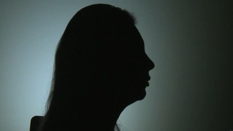 O caso da Larissa abriu espaço para outras denúncias. Uma mulher de 25 anos decidiu falar, mas preferiu não mostrar o rosto. Ela afirmou ter sido vítima do mesmo homem em 2020 e contou que estava em um elevador com a mãe. Israel também estava lá, ao lado da esposa