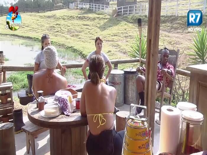 Pepê mal podia acreditar no que ouvia e falou para todos, inclusive para a irmã Neném, mais quieta.
— Tá de brincadeira ele, não tá?
+ Veja a cena!
+ Sorvetão acorda animada e ganha elogio de Babi
+ Ficou queimado! Por causa de estratégia, Robson é detonado por sua própria equipe
+ Roça: Heloisa acredita ser alvo da Equipe Ovelha
+ Heloisa se irrita com sermões dados por Robson e o acusa de fazer média com peões