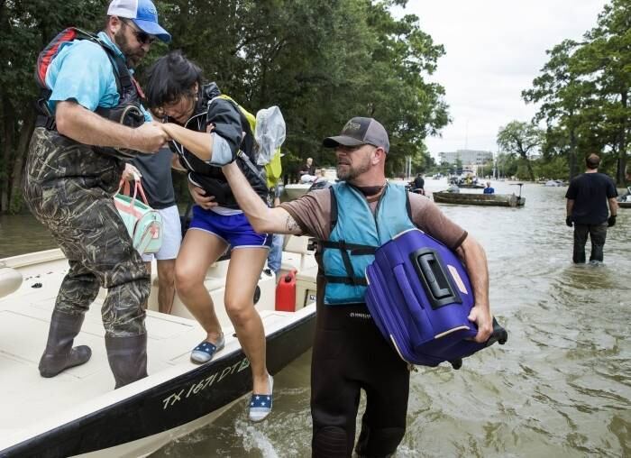 Equipes de segurança dos Estados Unidos se reuniram para resgatar as vítimas das enchentes causadas pela tempestade Harvey, após fortes chuvas terem atingido a região do Texas