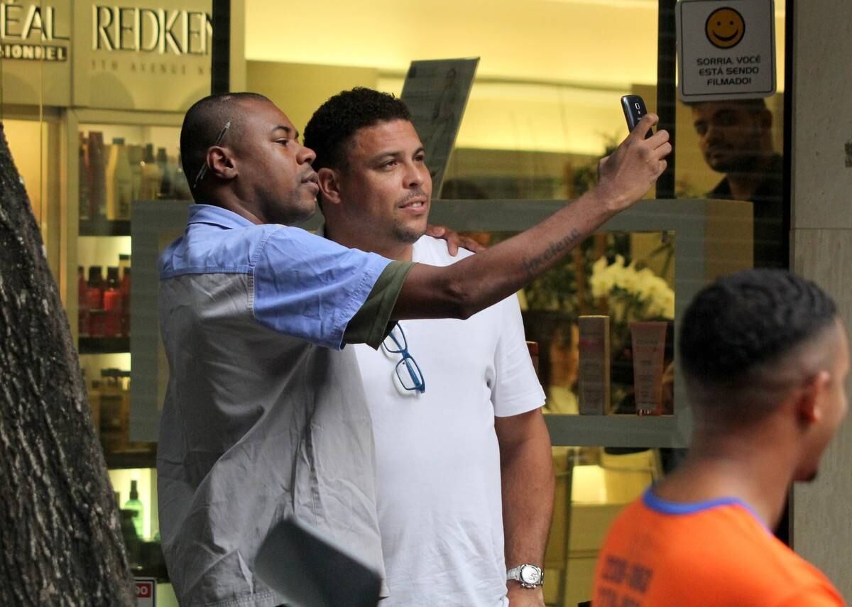 O ex-jogador atendeu fãs na rua 