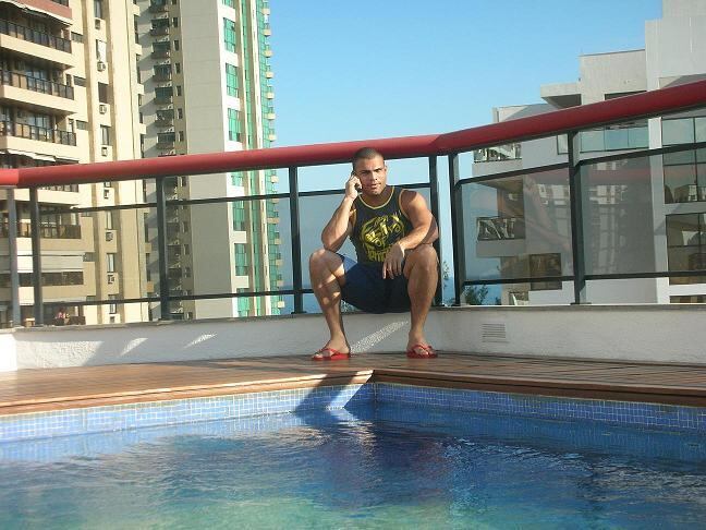 O 'irmão bombadinho' de Ronaldo curte a vida em belas piscinas