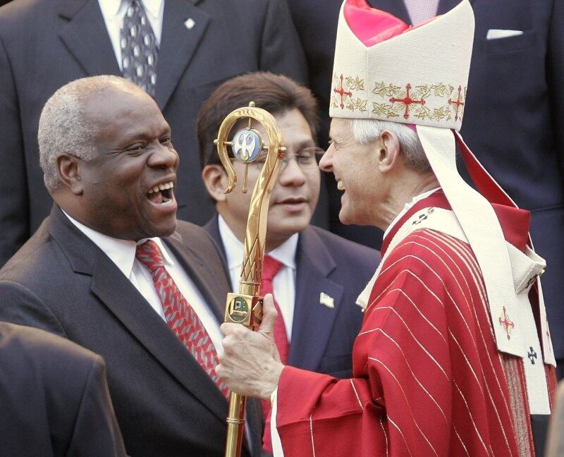 Clarence Thomas (esq.) é juiz da Suprema Corte dos EUA, e muitos dos seus colegas de faculdade relatam que ele fumou muito maconha quando era jovem. Entretanto, o juiz afirmou que isso foi um erro que ele não iria repetir