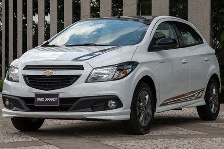 Carroceria ganhou adesivos no capô e nas portas