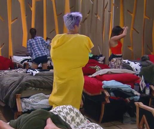 Para mudar de peça de roupa, Bruna Tang protagonizou uma cena engraçada. Com um verdadeiro contorcionismo, a peoa se trocou usando uma espécie de camisola enorme 


+ Quem você quer que continue na Fazenda? Vote quantas vezes quiser!

+ Aos 44 anos, Cris Mortágua mostra corpão e sensualidade em banho. Veja fotos! 

+ Em banho duplo, Babi e Sorvetão dividem o banheiro

+ Puxando o ronco! Peões se entregam ao sono no final da tarde

+ Cheinha? Débora pega pesado na academia com a ajuda de Marlos

+ Após chamar Débora de “inchadinha”, Marlos faz comentário sobre bumbum da namorada
