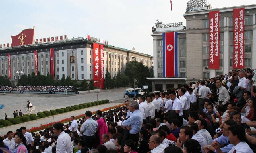 Para dentro, Un governa com mão de ferro e exaltação à sua pessoa. Para o mundo, tentando atrair turistas, ele quer mostrar a cara de uma Coreia do Norte livre. No site do país, nada de fotos do ditador, ao contrário do que ocorre nos estabelecimentos nacionais