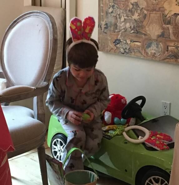 Lorenzo, filho de Luciana Gimenez abriu o ovo de Páscoa ainda de pijama