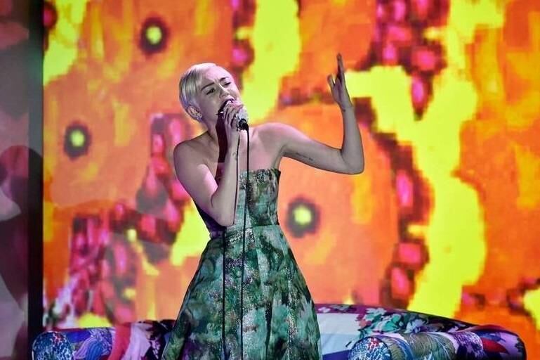 Miley Cyrus é tão boca-suja que está tendo problemas. É que muita gente tem deixado suas apresentações antes do final por causa disso. Miley está sendo chamada de "Rainha dos Palavrões". Veja quem são as outras cantoras que têm a língua solta


