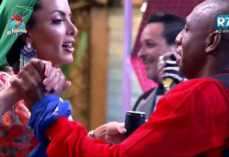 Além de dançar em grupo, Amaral também dançou com Quelynah e Carla Prata


+ A Fazenda mal começou e peões já sentem saudade dos familiares
+ Assista às íntegras dos programas da Rede Record no R7 Play. Assine!
+ Douglas Sampaio trolla JP na cozinha da sede

