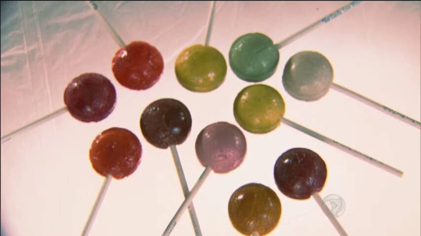 Fabricado no Canadá e muito famoso nos Estados Unidos, o Power Pops está fazendo sucesso. De acordo com o fabricante, para fazer efeito, o pirulito deve ser consumido três vezes ao dia, antes de cada refeição e com grandes quantidades de água

+ Pacu caipira dá água na boca e é fácil de fazer! Aprenda a receita que é sucesso no Pantanal
+ Qual é o segredo? Descubra os Mitos e Verdades da deliciosa comida caipira
