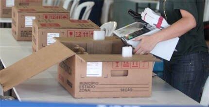 O TRE-DF (Tribunal Regional Eleitoral do Distrito Federal) termina nesta quinta-feira (23) o processo de carga e lacração de 6.452 urnas eletrônicas, que deverão ser usadas por 1.897.677 eleitores em todo o DF no segundo turno das eleições gerais, marcadas para domingo (26). O MPE (Ministério Público Eleitoral), a OAB (Ordem dos Advogados do Brasil), fiscais dos partidos políticos e demais interessados podem acompanhar os trabalhos. Na sexta-feira (24), as urnas serão levadas para os 599 locais de votação