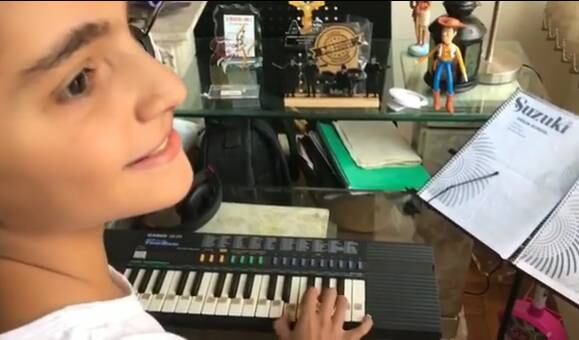 Vinicius Pieri tocando teclado em sua casa