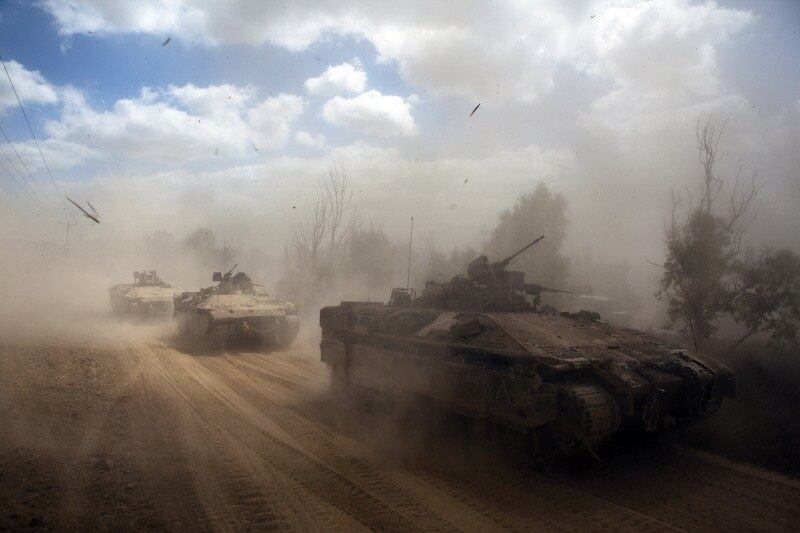 Tanques israelenses se
movimentam perto da fronteira israelense com a faixa de Gaza. O novo conflito
entre Israel e Hamas já está em seu 18º dia