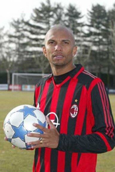 Campeão mundial com o São Paulo em 2005 e um dos destaques do tricolor paulista naquele ano, Amoroso chegava ao Milan para sua segunda passagem na Europa. Porém, acabou não tendo muitas oportunidades no clube italiano, voltando no mesmo ano ao Brasil. Atuou em 4 partidas e fez 1 gol (Foto: Divulgação/AC Milan)