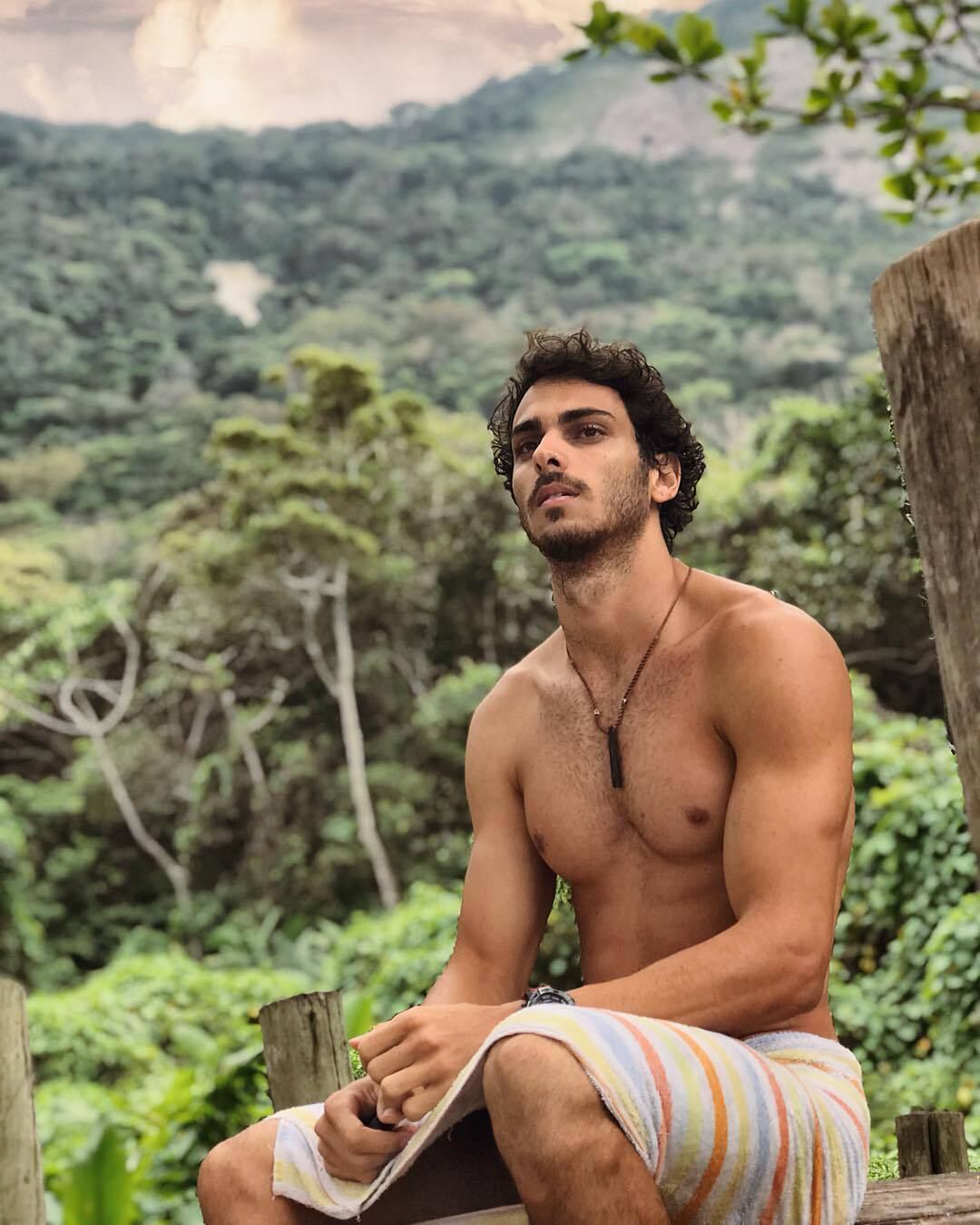As fotos do rapaz bombam com milhares de 'curtidas' e dezenas de comentários, e os números só aumentaram desde que Leo entrou em A Fazenda