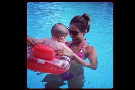 Flávia Sampaio brinca com o filho na piscina