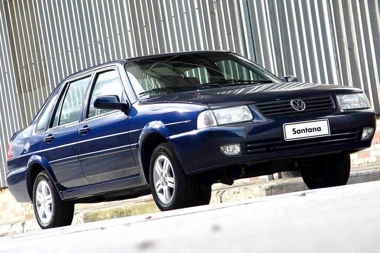 Volkswagen Santana 2002 — um dos mais famosos carros da montadora alemã nasceu em 1984. O modelo é ideal para quem busca excelente custo/benefício, por ter mecânica de fácil manutenção. Em pleno ano de 2015, a versão com trio elétrico e ar-condicionado sai em média por R$ 13 mil