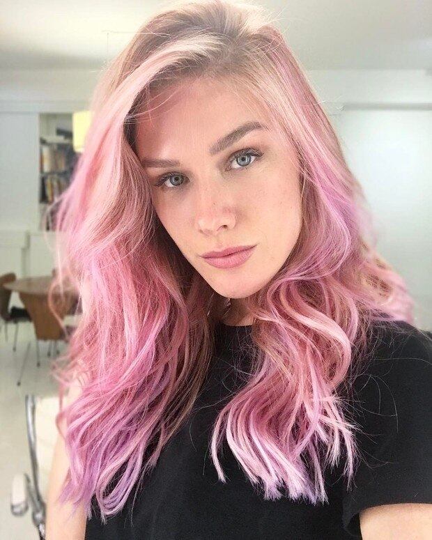 Fiorella Mattheis surpreendeu ao aparecer com o cabelo rosa. A atriz compartilhou a transformação nesta terça-feira (28) e contou que mudou o visual para viver uma stripper na série Rua Augusta, que vai estrear no canal TNT ainda este ano. Mas Fiorella não é a única. Outras famosas também já adotaram a cor de rosa nos fios. Veja
