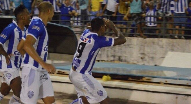 Michael Douglas, camisa 9, fez um dos gols do CSA na vitória sobre o Goiás