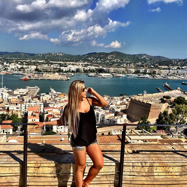 A loirinha tem feito relatos sobre a viagem à Espanha em seu Instagram
