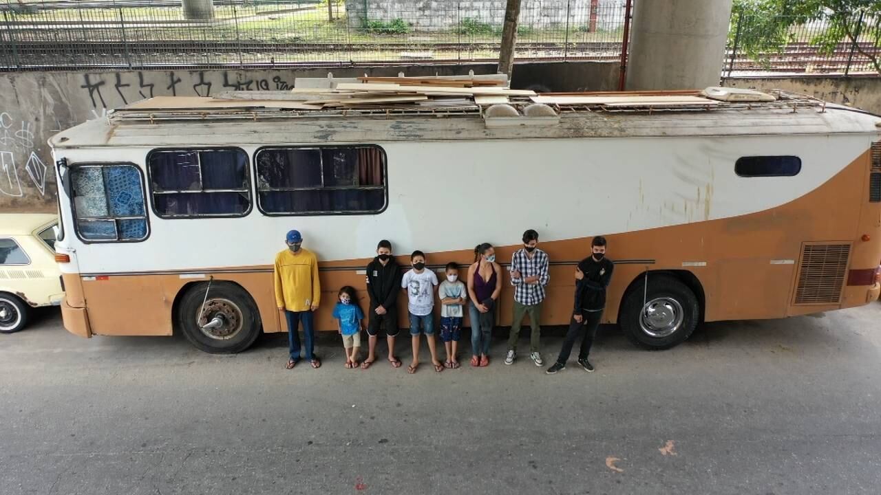 A família de Gilmar vive há anos em um ônibus