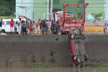 O rio Acari transbordou e arrastou um carro para dentro do canal