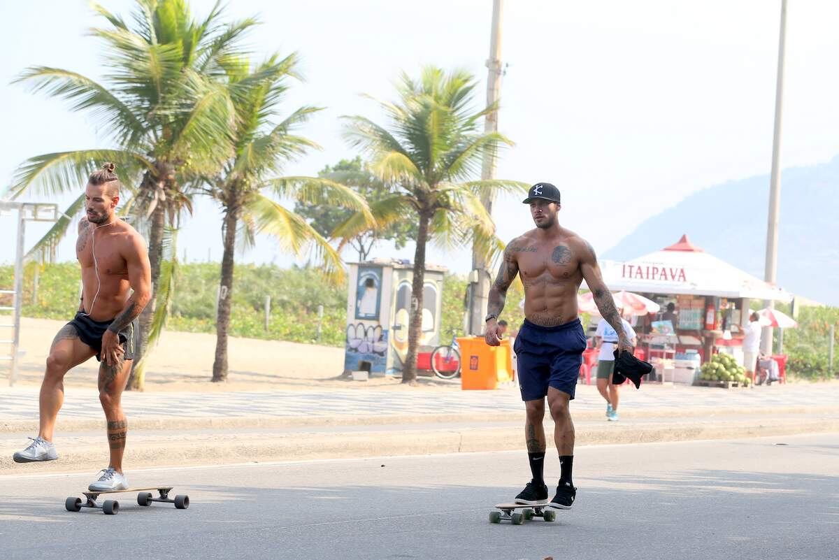 Ambos andavam de skate e paravam em todas as estações de ginástica para se exercitar