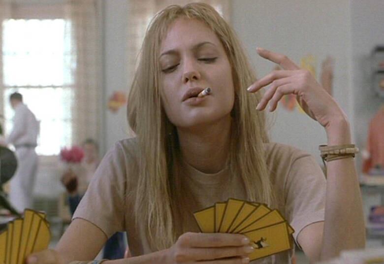 No mesmo ano, Angelina interpretou a sociopata Lisa Rowe em Garota Interrompida