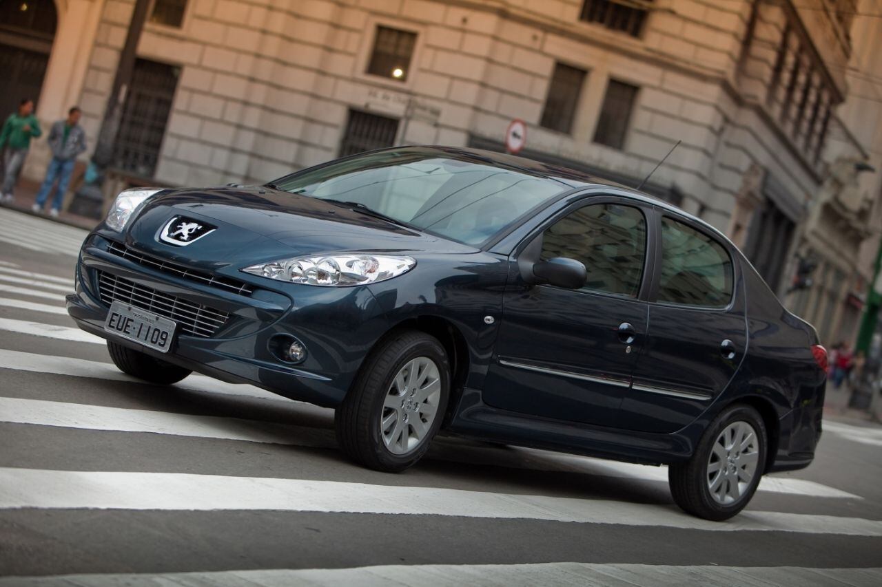 O site da Peugeot já não exibe mais os modelos Hoggar e 207
Sedan. Segundo a fabricante, ambos deixaram de ser comercializados após
esgotarem os estoques em outubro, mesmo mês em que os dois
desapareceram da tabela oficial de preços. A picape não era produzida
desde 2013, enquanto o sedã teve a fabricação encerrada em junho. LEIA MAIS