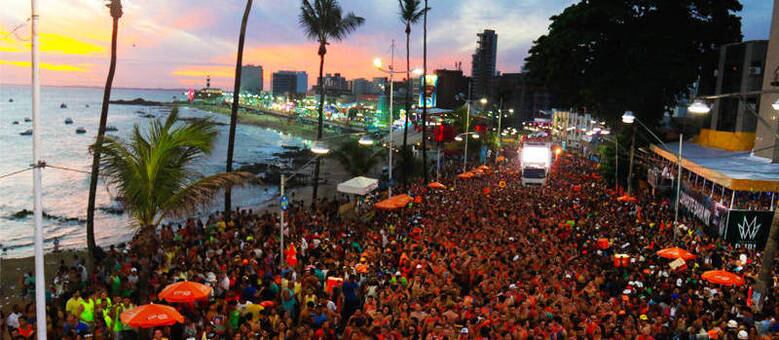 O pôr-do-sol da Barra-Ondina é um dos espetáculos à parte que contornam os desfiles dos trios