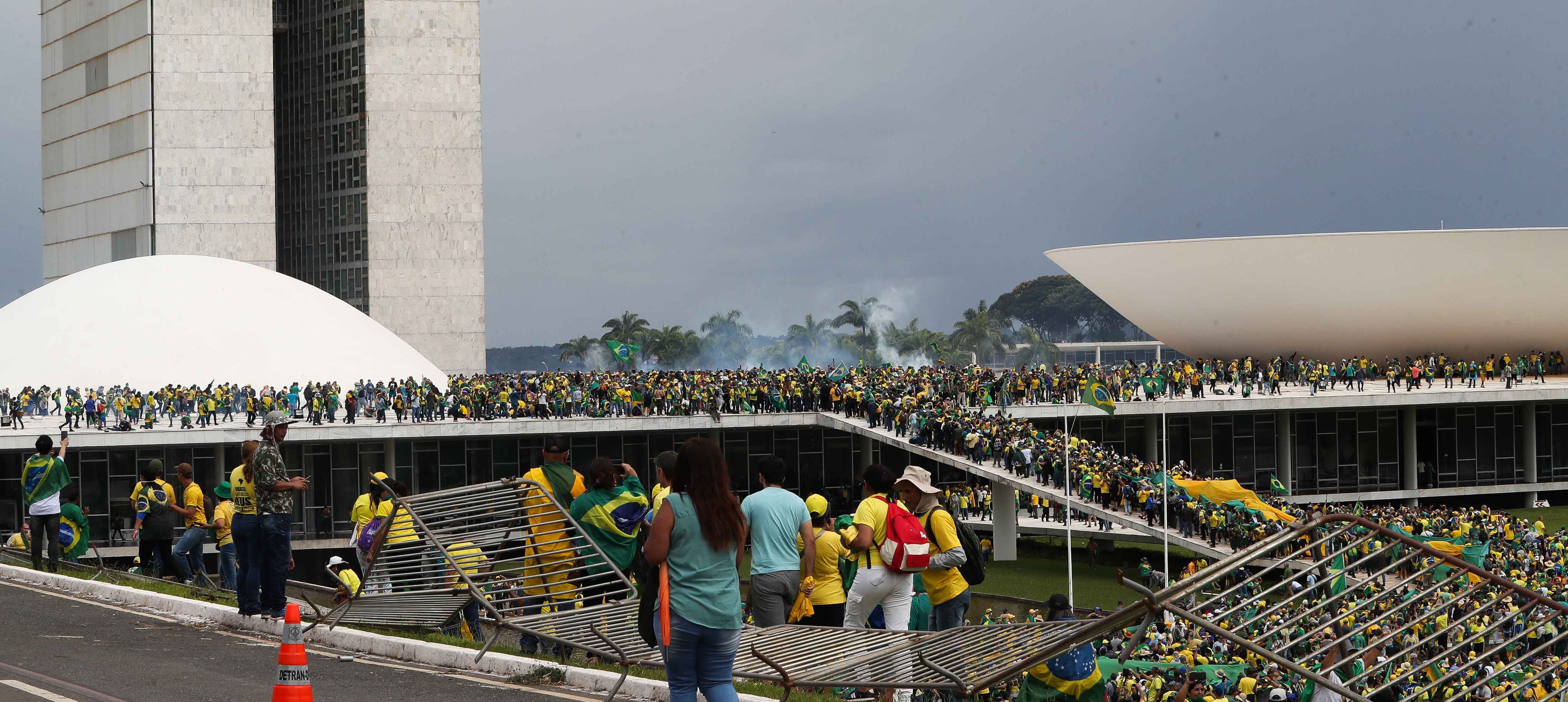 Apoiadores do ex-presidente da República Jair Bolsonaro (PL), inconformados com sua derrota nas eleições, invadem o Palácio do Planalto, em Brasília. As sedes dos Três Poderes, incluindo ainda os prédios do Congresso Nacional e do Supremo Tribunal Federal (STF), foram invadidas e depredadas. Houve confronto com as forças de segurança.