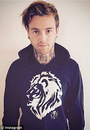 Em outras ocasiões, ela também diz ter tido tufos de seu cabelo arrancados do couro e até mesmo alegações de estupro