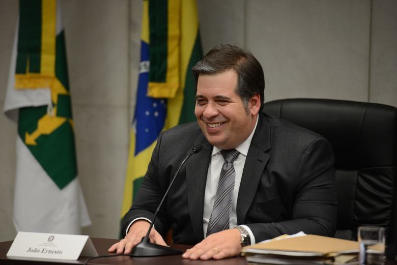 O Candidato Honesto
Para quem prefere ver a política de um ponto de vista mais bem humorado, estreou esta semana nos cinema a comédia O Candidato Honesto, em que Leandro Hassum satiriza os políticos corruptos e faz piadas de todos os tipos, aproveitando do humor ácido e escrachado do comediante. Na trama, ele vive João Ernesto Praxedes, candidato desonesto à presidente que, depois de uma espécie de feitiço, passa a não poder mais mentir