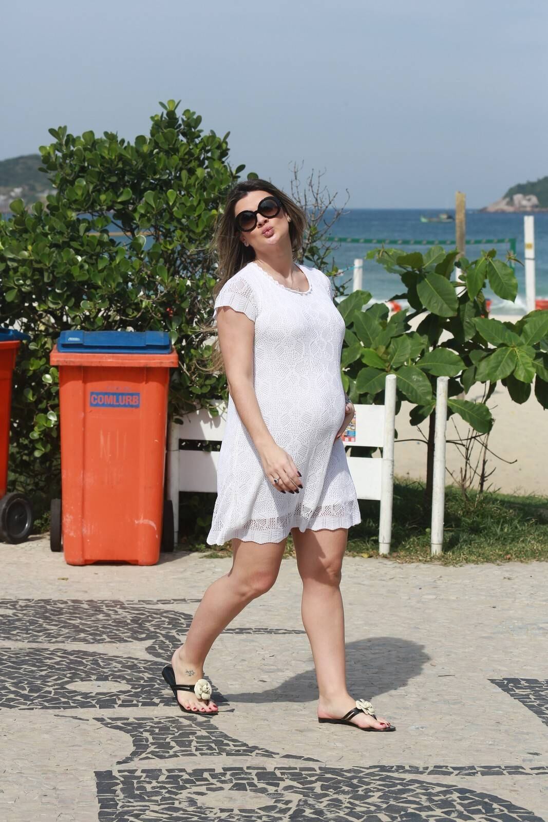 Mirella Santos exibiu o barrigão na Barra da Tijuca, no Rio de Janeiro