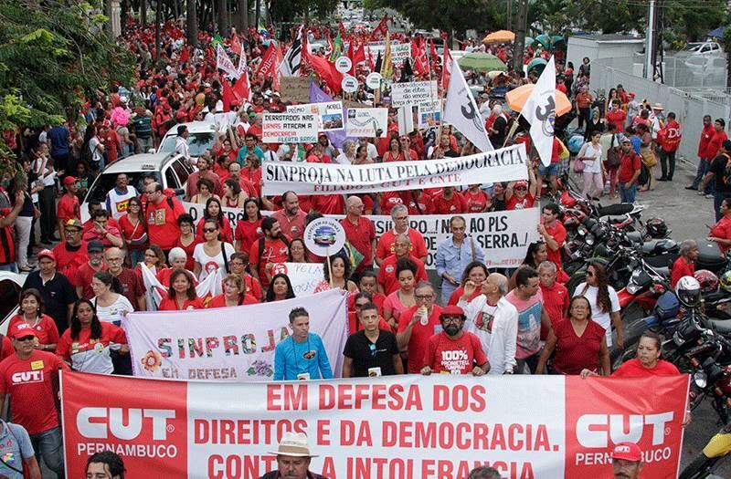 Integrantes de centrais sindicais e movimentos sociais iniciam ato em defesa da presidente Dilma Rousseff e contra o seu impeachment ao longo da Avenida Conde da Boa Vista, no Recife 
