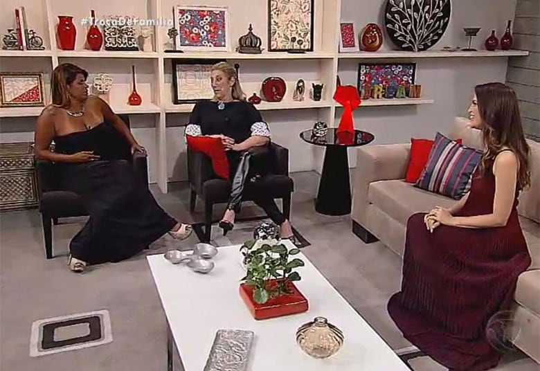 Depois de sete anos, Eliana e
Graciana se encontraram, pela primeira vez, ao lado de Chris Flores. Ambas
comentaram que as famílias estão iguais, os maridos são os mesmos e os filhos
estão crescendo


+ Veja a íntegra do Troca de Família no r7.com/play
