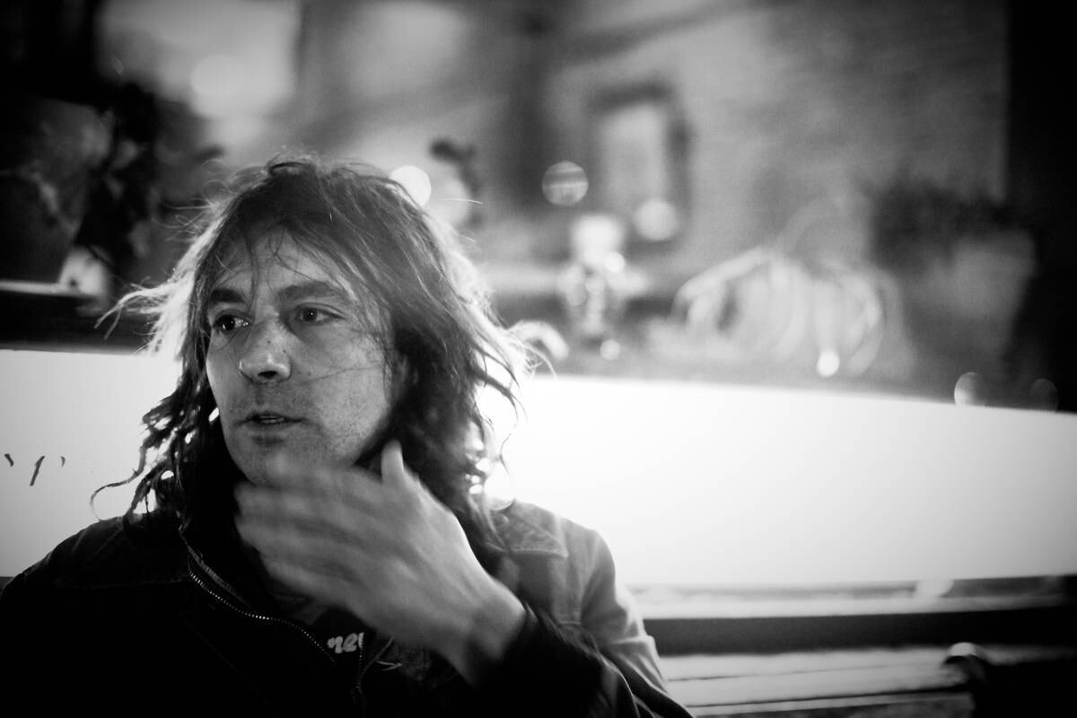 6º Red Eyes - The War on Drugs

Já ouviu falar da banda indie norte-americana The War on Drugs? O quarteto também passou pela aprovação da Time e afirmou que, mesmo sendo "quase impossível de ouvir o que o vocalista Adam Granduciel fala", isso pouco importa, já que a parte instrumental deu conta!  