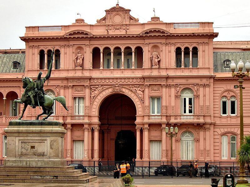 

A
Casa Rosada, na Argentina, possui três andares e quatro níveis de subsolo,
ocupando quase um quarteirão no centro de Buenos Aires, capital do país.

Ao contrário do que muitos pensam, ela é a sede oficial do governo, mas não a residência oficial do
presidente. A atual líder, Cristina Kirchner, reside na Quinta
de Olivos, uma propriedade de 32 hectares localizada na capital