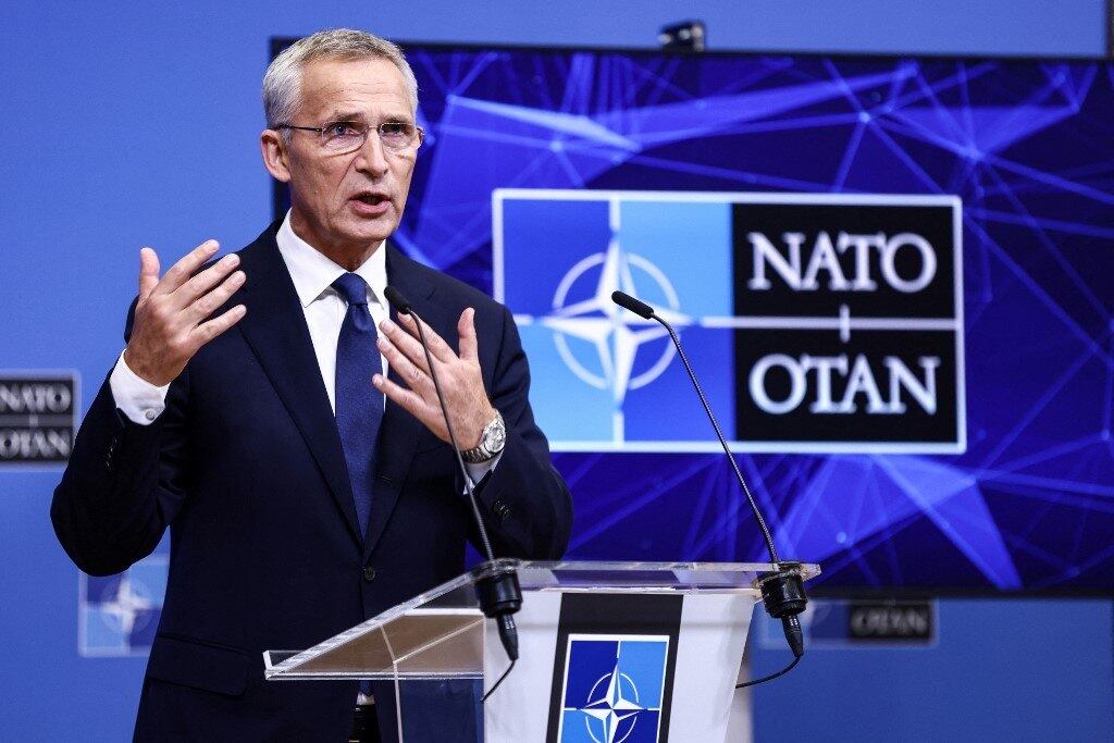 O chefe da Otan, Jens Stoltenberg, disse que o míssil que caiu na Polônia "provavelmente foi causado pelos sistemas de defesa aérea da Ucrânia" e que "não há indícios" de que a explosão que provocou duas mortes foi resultado de "um ataque deliberado". A declaração foi dada na última quarta-feira (16), durante uma coletiva de imprensa, na sede da aliança, em Bruxelas, na Bélgica. Segundo Stoltenberg, uma investigação está em andamento. O presidente da Polônia, Andrzej Duda, também acredita na hipótese de que o míssil seja da Ucrânia