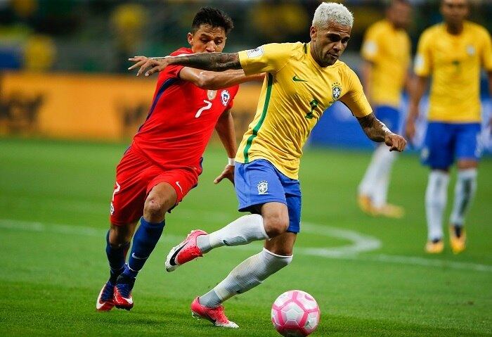 Antes disso, havia pintado o cabelo de loiro e disputou os jogos das Eliminatórias da Copa com esse estilo