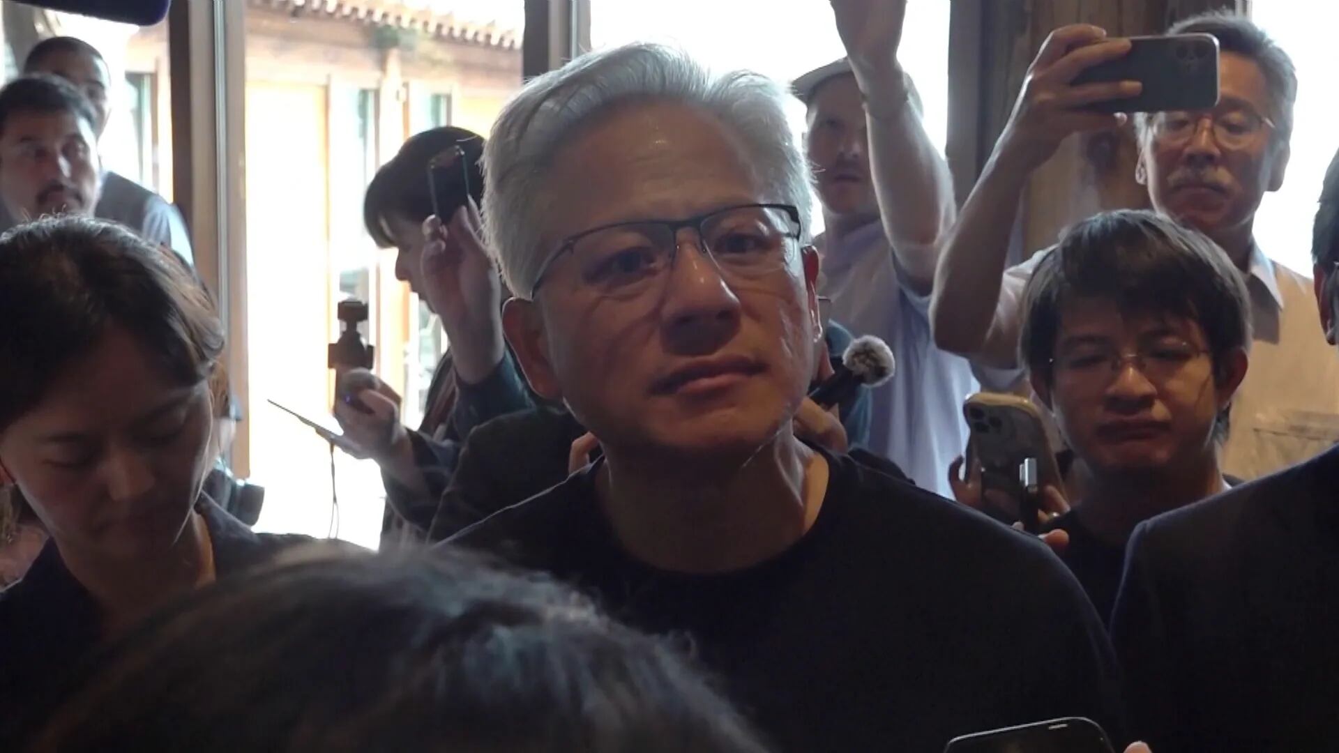 CEO da Nvidia se torna a sexta pessoa mais rica do mundo com fortuna de mais de R$ 800 bilhões