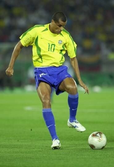 Rivaldo foi o jogador mais técnico do Brasil naquela Copa. Defendia o Barcelona e quase não foi convocado porque o médico catalão disse que ele tinha um problema no joelho. Sorte que a comissão técnica não acreditou na gravidade da lesão