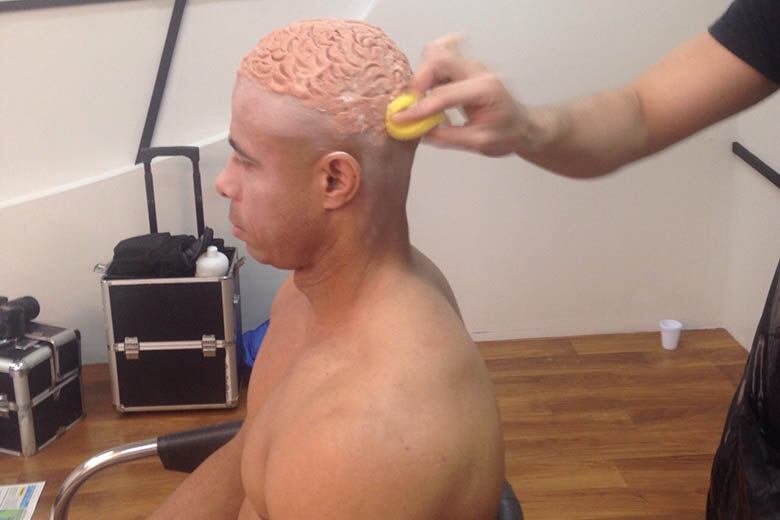 — Tem que encaixar a prótese, pensar que tipo de cor que vai
ser usada e a parte mais chata para mim, que me trava as vezes é a parte do “croqui”,
quando eu vou fazer o desenho dos personagens. Depois que eu começo a fazer, e
começa a sair, por mais que seja demorado, eu adoro porque vejo que está saindo 

+ Veja cinco curiosidades da vida de Amin Khader que você nem imaginava
+ Até clique do bumbum! Veja as selfies mais anormais compartilhadas pelos famosos
+ Relembre os casamentos mais extravagantes do mundo dos famosos
+ Roberta Miranda comenta foto polêmica na internet: “Eu não abri as pernas, aquilo é um nu artístico”

