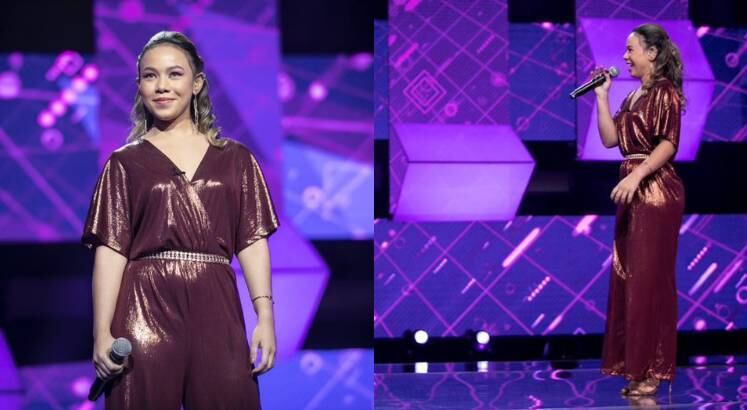 Com um macacão transpassado pink brilhoso, Isabella Bragatto se apresentou no palco do Canta Comigo Teen pela primeira vez. Além disso, ela apostou em uma sandália de salto e acessórios dourados, muito elegante! 