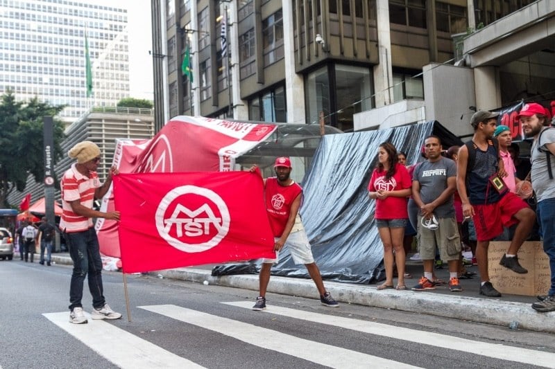 A CET informou que o ato ocupa somente a calçada